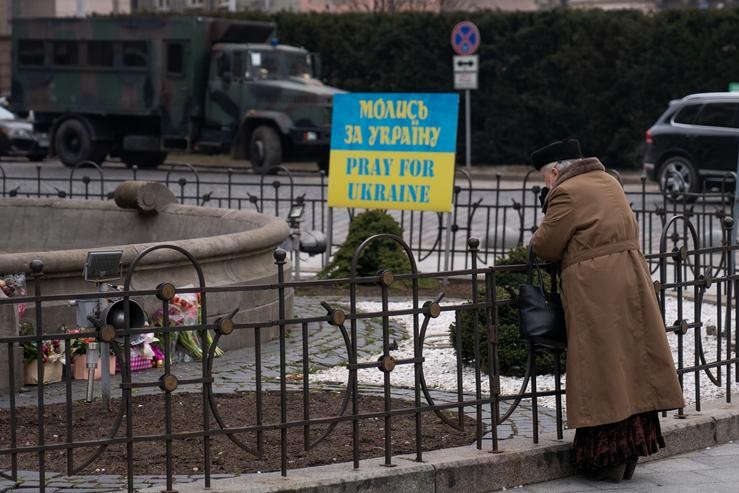 Unha muller maior observa as flores, que homenaxean aos falecidos pola guerra, xunto a un cartel que di 'Reza por Ucraína''. Ucraína cumpre nove días sumida nun conflito bélico tras o inicio dos ataques por parte de Rusia. Segundo as últimas. Pau Venteo - Europa Press 