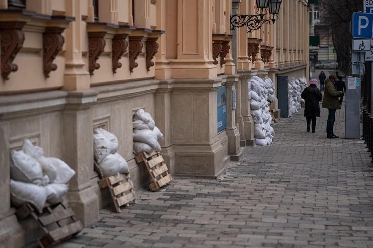 Unha rúa con sacos de area para conter os ataques rusos en Leópolis (Lviv), a 4 de marzo de 2022, en Lviv (Ucraína). Pau Venteo - Europa Press