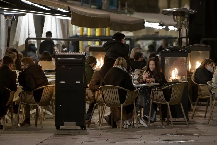 Cidadáns nunha zona de copas a noite que se eliminan as limitacións horarias para a hostalaría galega, a 11 de febreiro de 2022, na Coruña / M. Dylan - Europa Press.