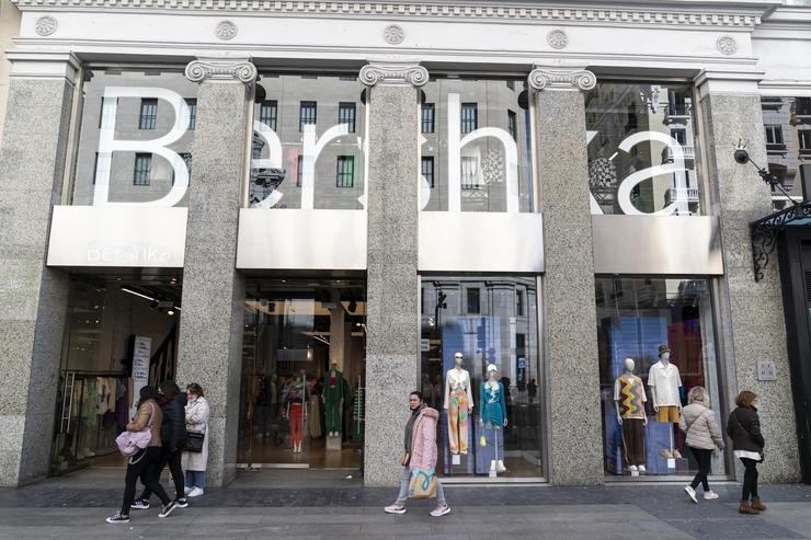 Varias persoas pasan diante dun escaparche dunha tenda Bershka, do grupo Inditex, a 5 de marzo de 2022, en Madrid (España). Inditex anunciou hoxe que pecha temporalmente os 502 establecementos que ten en Rusia. Outras empresas pecharon as súas sucu. A. Pérez Meca - Europa Press 