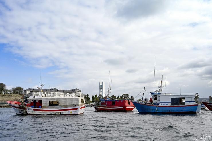 Arquivo - Varios barcos de frota artesanal tras a convocatoria de paro por parte da Federación Galega de Confrarías de Pescadores na dársena da Mariña na Coruña, Galicia (España). M. Dylan - Europa Press - Arquivo 