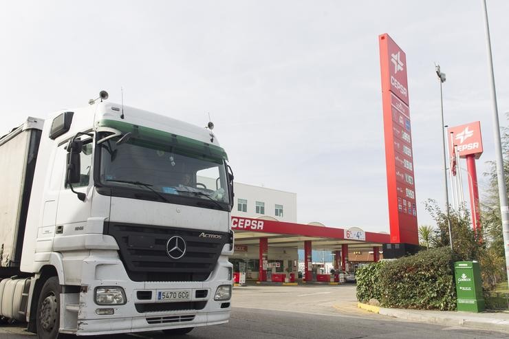 Arquivo - Transporte, transportes, transportistas, transportista, camioneiros, camión, camións, vehículo, Vehículos, condutor, condutores, polígonos industriais, polígono industrial, gasolineira, gasolineiras, Cepsa. EUROPA PRESS - Arquivo 
