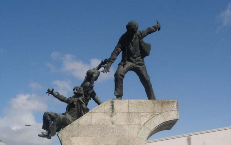 Estatua do 10M en Ferrol