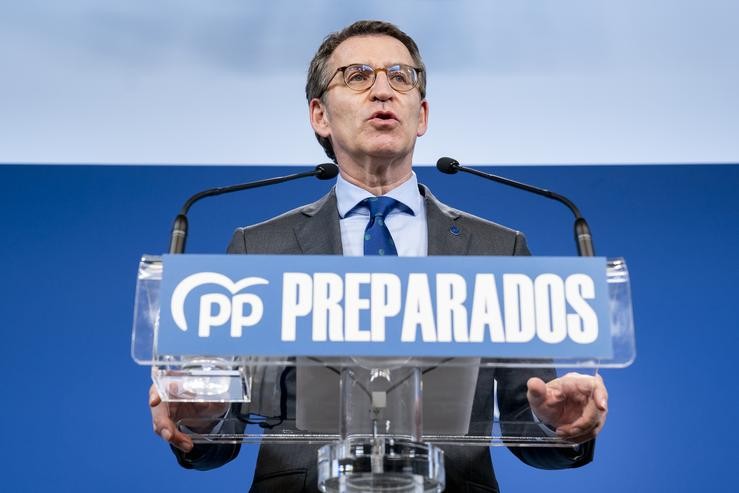 O presidente da Xunta de Galicia, Alberto Núñez Feijóo, comparece na sede nacional do PP para entregar os avais necesarios para formalizar a súa candidatura, na rúa Xénova, a 9 de marzo de 2022, en Madrid (España). Feijoo formaliza o seu candidat. A. Pérez Meca - Europa Press