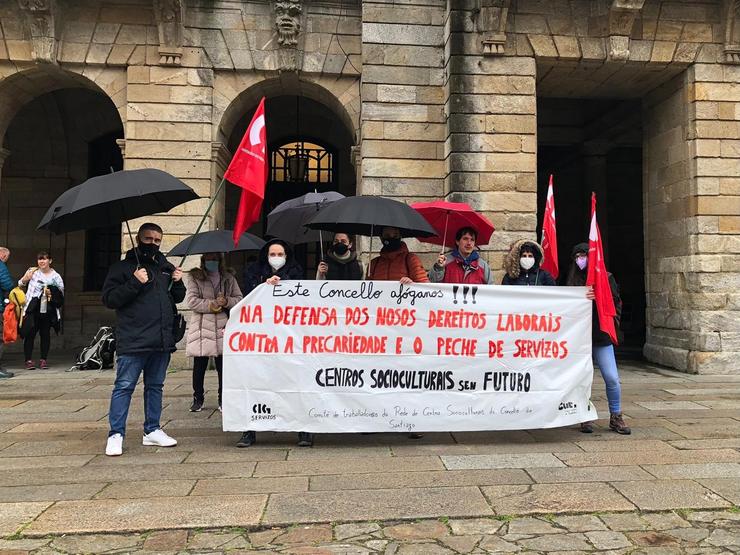 Protesta dos traballadores socioculturais de Santiago de Compostela ante o Concello, o Pazo de Raxoi, no Obradoiro / Europa Press