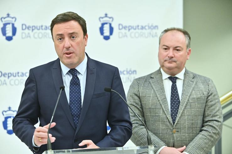 O presidente da Deputación da Coruña, Valentín González Formoso, e o deputado de Emprego, José Ramón Rioboo, presentan as axudas do Plan de Emprego Local. TORRECILLA