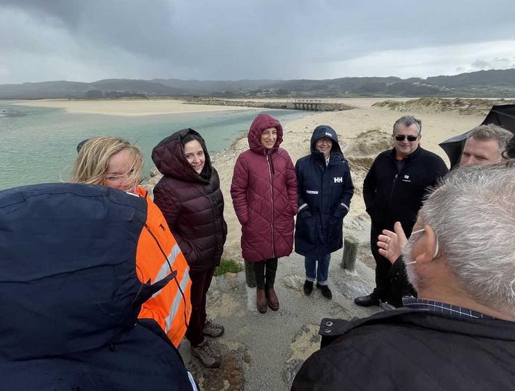 A conselleira de Medio Ambiente, Territorio e Vivenda, Anxos Vázquez, e a conselleira do Mar, Rosa Quintana, visitan a lagoa de Baldaio, en Carballo (A Coruña). XUNTA 