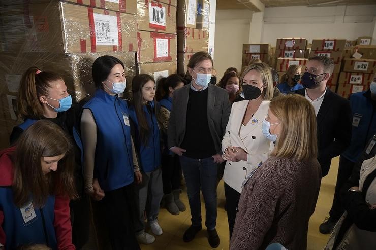 A conselleira de Política Social, Fabiola García, acompañada do delegado territorial da Xunta na Coruña, Gonzalo Trenor, visitan o almacén dá Asociación Galega de Axuda (AGA- Ucraína). MONCHO FONTES 