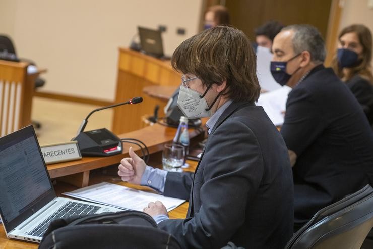 O director da Axencia Galega de Infraestruturas, Francisco Menéndez, responde na Comisión 2ª do Parlamento. CONCHI PAZ / Europa Press