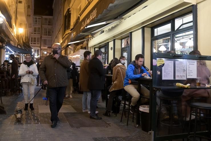 Arquivo - Cidadáns nunha zona de canas/copas a noite que se eliminan as limitacións horarias para a hostalaría galega, a 11 de febreiro de 2022, na Coruña. M. Dylan - Europa Press - Arquivo / Europa Press