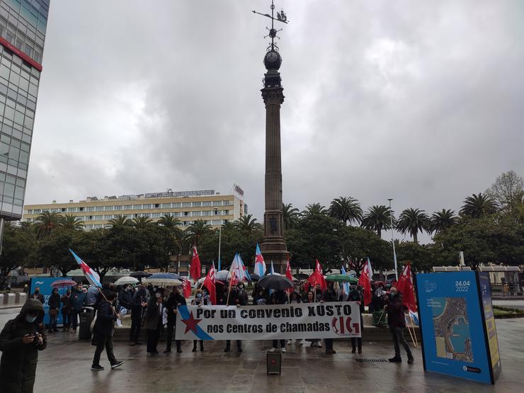 Ao redor dun centenar de traballadores de centros de chamadas concéntranse no Obelisto, na Coruña, para demandar un convenio 'digno' 