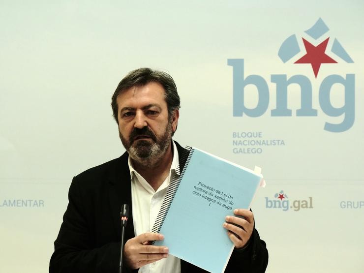 O deputado do BNG Luís Bará en rolda de prensa no Parlamento. BNG / Europa Press