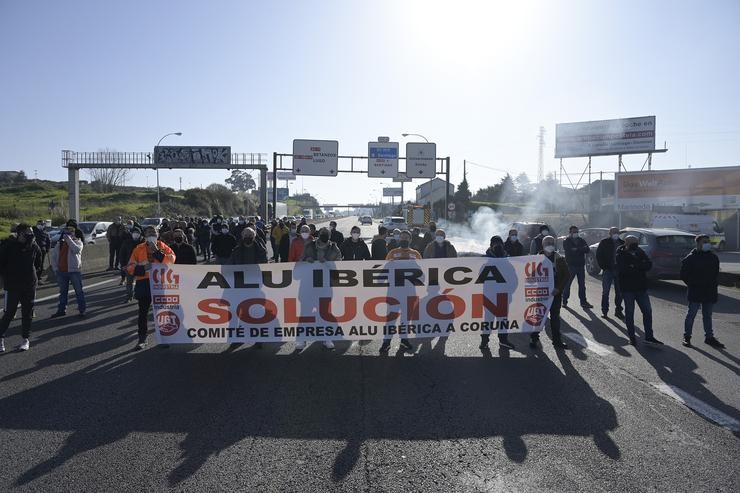 Arquivo - Traballadores do persoal de Alu Ibérica cunha pancarta na Avenida Alfonso Molina, onde cortaron o tráfico que sae da cidade, a 27 de xaneiro de 2022, na Coruña, Galicia (España). Os traballadores da fábrica de aluminio Alu I. M. Dylan - Europa Press - Arquivo 