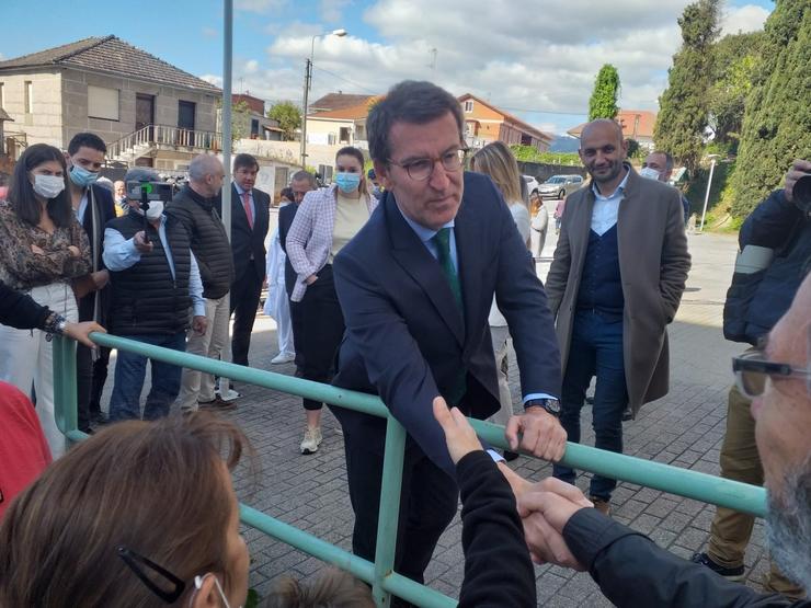 O líder do PP e presidente da Xunta de Galicia, Alberto Núñez Feijóo, visita un centro de saúde no Porriño (Pontevedra), onde atende aos medios de comunicación. / Europa Press