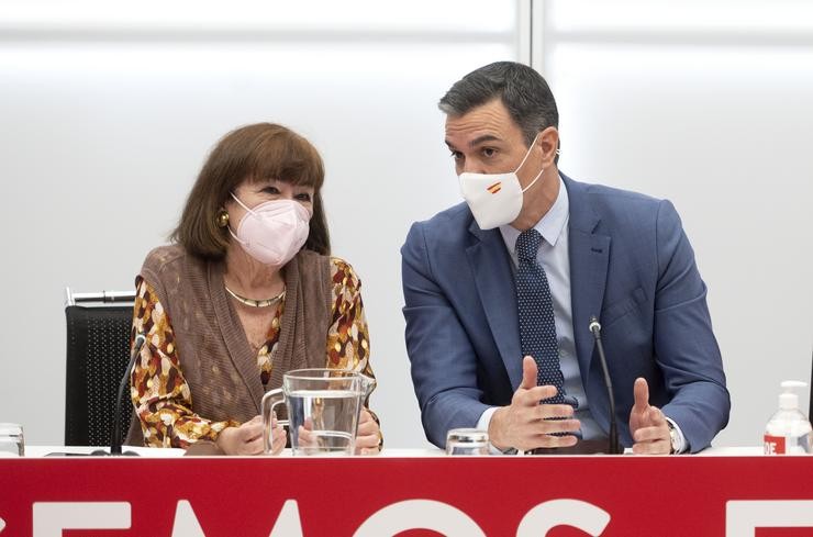 A presidenta do PSOE, Cristina Narbona e o presidente do Goberno, Pedro Sánchez, nunha reunión da Executiva Federal do PSOE, na sede socialista da rúa Ferraz, a 18 de abril de 2022, en Madrid (España).. Alberto Ortega - Europa Press / Europa Press