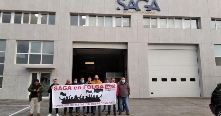 Acampada en folga dos traballadores de e SISTEMAS DE ALMACENAXE DE GALICIA SL (SAGA) no Polígono de Pocomaco 