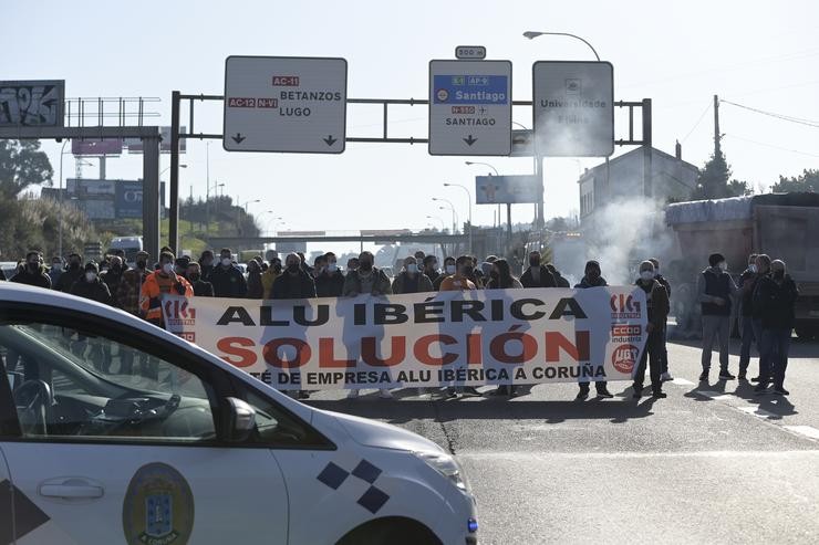 Arquivo - Traballadores do persoal de Alu Ibérica cunha pancarta na Avenida Alfonso Molina, onde cortaron o tráfico que sae da cidade, a 27 de xaneiro de 2022, na Coruña, Galicia (España). Os traballadores da fábrica de aluminio Alu I. M. Dylan - Europa Press - Arquivo / Europa Press