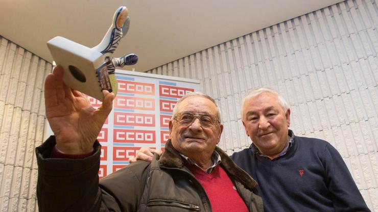 Julio Agrelo, acompañado por Suso Díaz, na homenaxe recibida en 2020 canda a outros compañeiros do sindicato en Lugo / CCOO