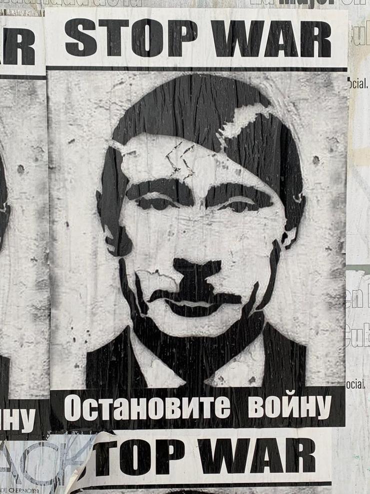 Un cartaz coa faciana de Putin distorsionada cos rasgos de Hitler