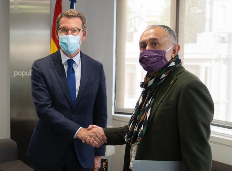 O líder do PP, Alberto Núñez Feijóo, xunto co secretario xeral de UXT, Pepe Álvarez, durante a reunión mantida na sede do partido este martes, 19 de abril de 2022, en Madrid.. DAVID MUDARRA (PP) / Europa Press
