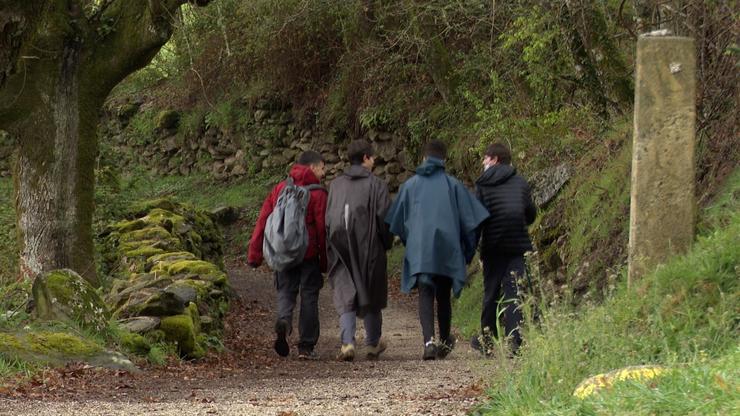 Un grupo de nenos fai o Camiño de Santiago.