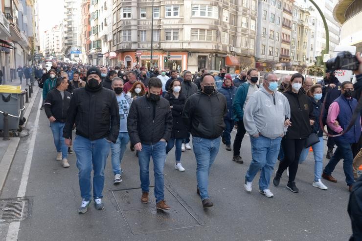Manifestantes participan nunha marcha tras a morte dun traballador na refinaría de Repsol na Coruña 