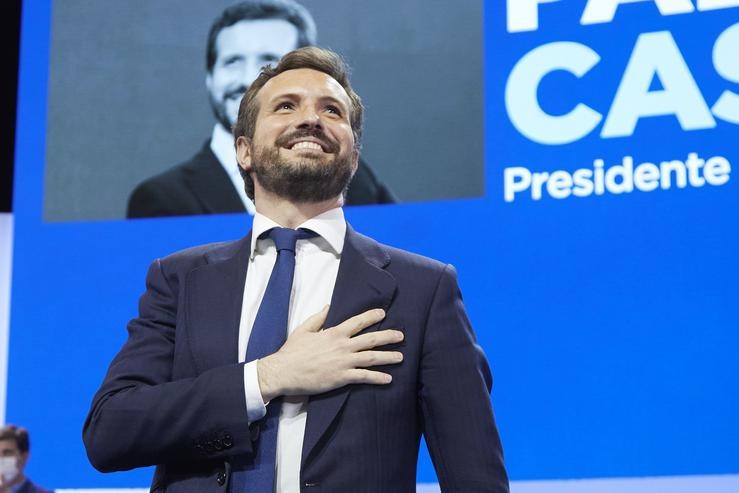 O presidente saínte, Pablo Casado, na súa intervención no Palacio de Congresos e Exposicións de Sevilla (FIBES) para participar no XX Congreso extraordinario do PP, a 1 de abril de 2022, en Sevilla, Andalucía (España). O Partido Popular encumbr. Eduardo Briones - Europa Press / Europa Press