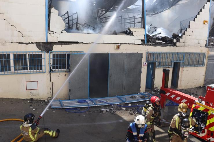 Incendio na nave industrial de Distribucións Pako no Porriño.. EP/CEDIDA