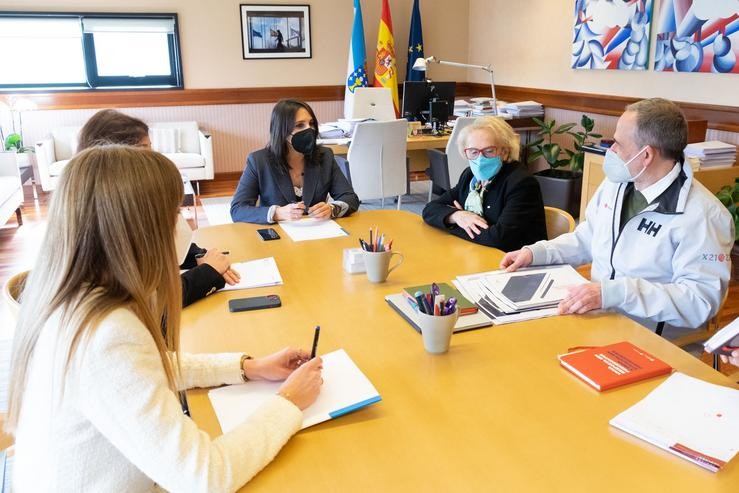 A conselleira de Emprego e Igualdade, María Jesús Lorenzana, asina un convenio coa presidenta de Cruz Vermella en Galicia, Carmen Colmeiro. XOÁN CRESPO / XUNTA / Europa Press