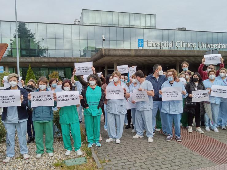Persoal do Hospital Clínico de Santiago presenta un escrito para denunciar deficiencias nas instalacións.. CIG / Europa Press