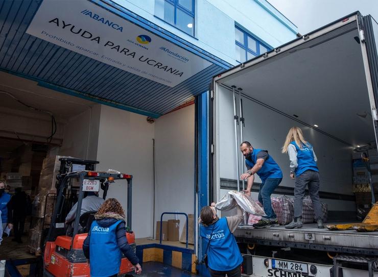 Persoas voluntarias colaboran na carga do camión que partiu da nave do Polígono de Pocomaco, na Coruña, co material de axuda a Ucraína. ABANCA 