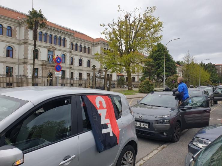 Unha caravana de coches rodea a Xunta para reclamar dereitos do persoal público temporal / CNT.