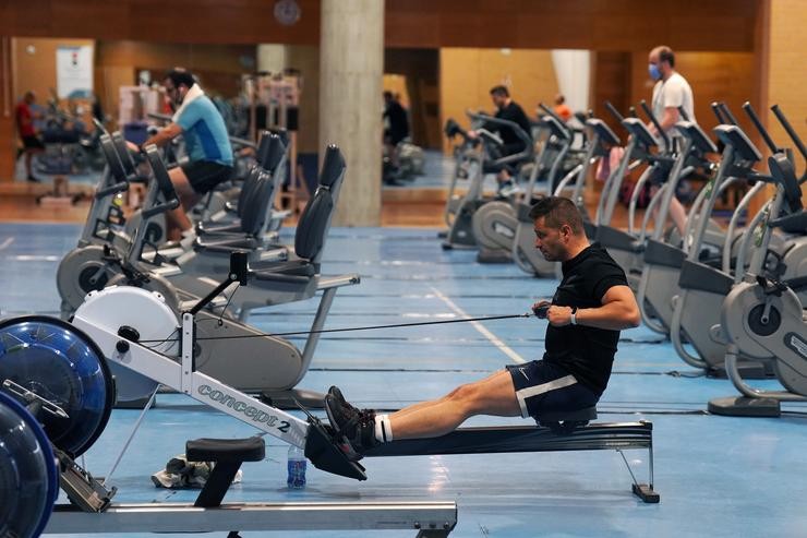 Varias persoas practican deporte  en máquinas / Álvaro Ballesteros - Arquivo