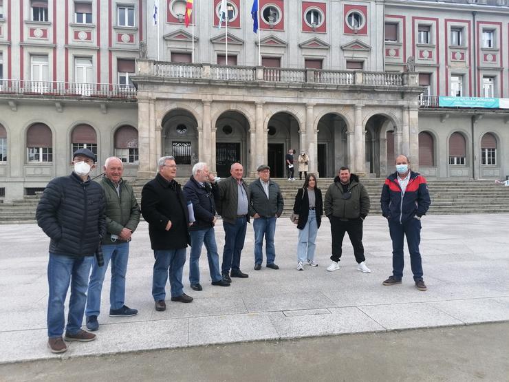 Integrantes das asocaciones veciñais ante o Concello de Ferrol / Europa Press