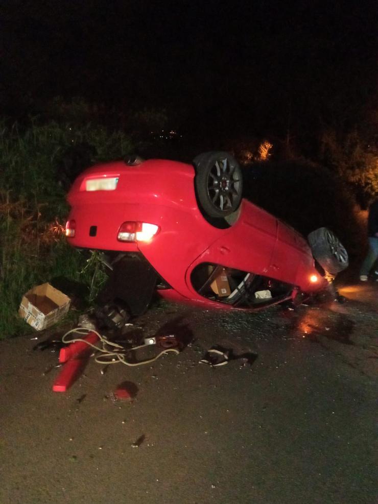 Vehículo envorcado nun accidente en Cambre (A Coruña). ÁRTABRA / Europa Press