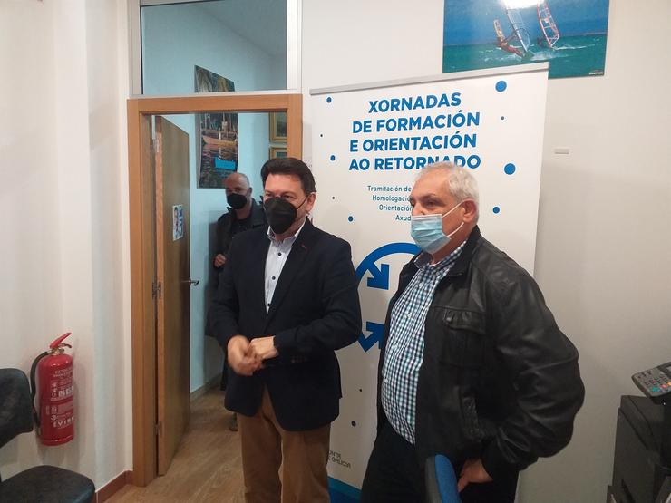 O secretario xeral de Emigración da Xunta, Antonio Rodríguez Miranda, e o presidente da Federación Venezolana de Galicia, Manuel Pérez, na sede da entidade en Vigo. / Europa Press