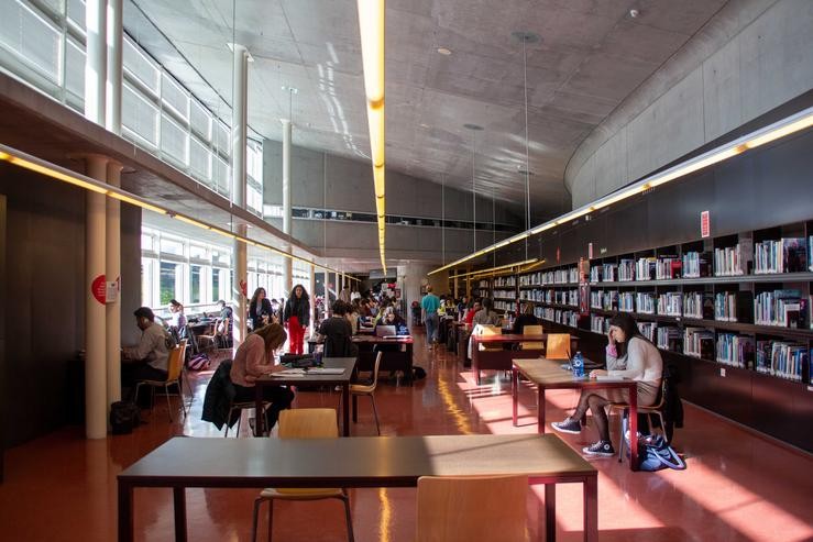 Estudantes nunha bibliotecas / Gabriela Prada 
