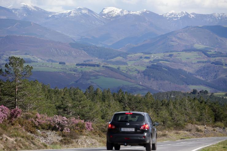 Un coche circula por unha das estradas da Serra de Ancares, a 3 de abril de 2022, en Cervantes, Lugo, Galicia (España).. Carlos Castro - Europa Press