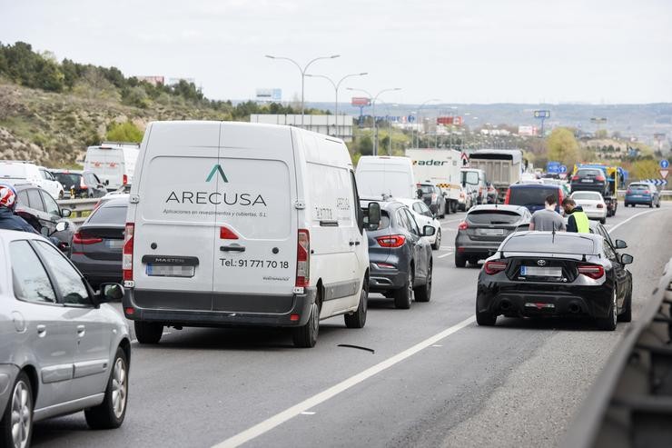 Tráfico na A-3 á altura de Rivas, o día en que arrinca a operación saída de Semana Santa 2022, a 8 de abril de 2022, en Madrid (España). Hoxe empeza a operación saída de Semana Santa 2022, un ano no que volven saír as procesións, que f. Gustavo Valente - Europa Press 