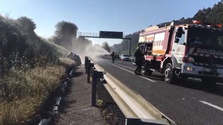 Os bombeiros refrixeran as bombonas do camión accidentado 