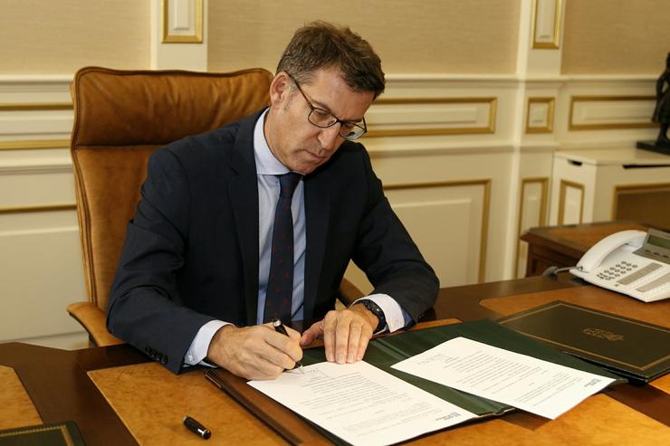 Arquivo - Alberto Núñez Feijóo asina o decreto de nomeamento do seu Gobiernto. XUNTA - Arquivo / Europa Press