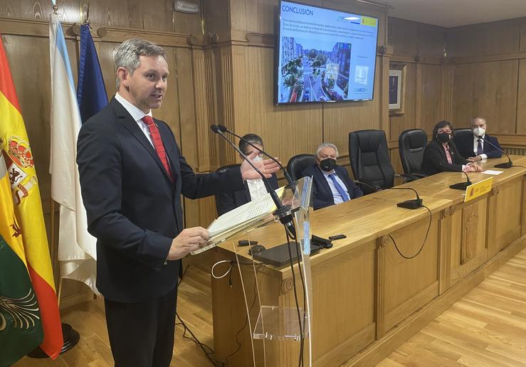 O delegado do Goberno en Galicia, José Miñones, acudiu ao municipio de Xinzo de Limia (Ourense) para explicar o investimento de 32 millóns de euros na comarca. DELEGACIÓN DO GOBERNO 