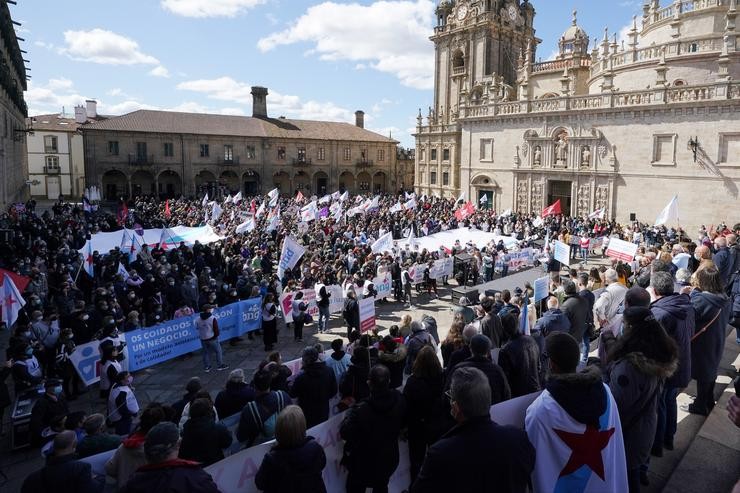 Manifestantes protestan contra a suba dos prezos, na Praza da Quintana, a 3 de abril de 2022, en Santiago de Compostela 