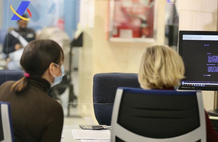 Arquivo - Dúas mulleres nunha administración da Axencia Tributaria, en Guzmán O Bo, a 27 de xaneiro de 2022, en Madrid (España). O Tribunal de Xustiza da UE declarou hoxe ilegal o sistema de sancións que aplica Facenda aos contribuíntes. Cézaro De Luca - Europa Press - Arquivo / Europa Press
