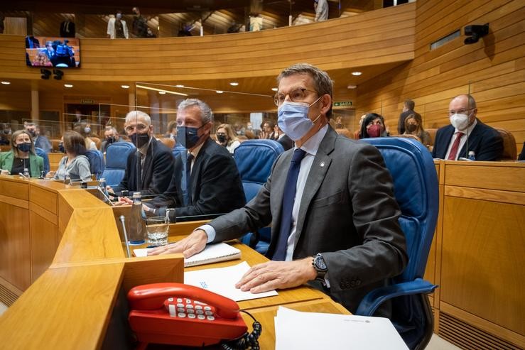 O presidente da Xunta, Alberto Núñez Feijóo, xunto aos seus vicepresidentes Alfonso Rueda e Francisco Conde na primeira sesión de control no Parlamento de Galicia tras a súa proclamación como novo presidente do Partido Popular. DAVID CABEZÓN/XUNTA DE GALICIA / Europa Press