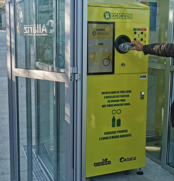 Máquina 'reciclos' na entrada da piscina municipal. Foto: Prensa Concello de Allariz.