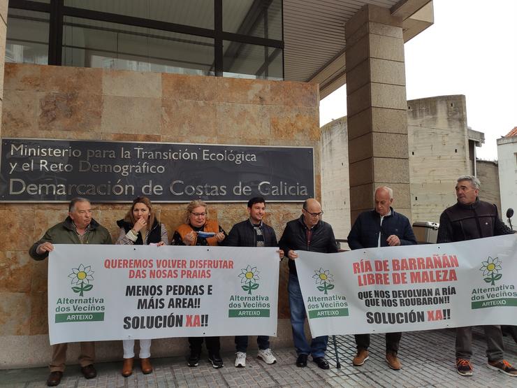 Representantes de Alternativa dúas Veciños de Arteixo concentráronse este mércores diante das oficinas da Demarcación de Costas da Coruña para esixir a limpeza da canle da Ría de Barrañán e a retirada das pedras dos areais / Europa Press