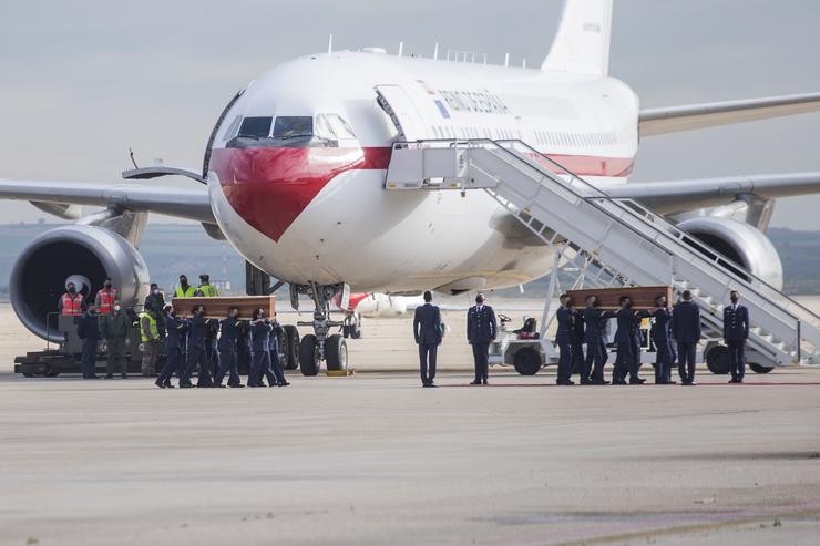 Arquivo - Militares sosteñen os féretros dos xornalistas españois, David Beriáin e Roberto Frade, asasinados en Burkina Faso, a 30 de abril de 2021, na Base Aérea de Torrexón de Ardoz, Madrid, (España). Os xornalistas David Beriáin e Roberto Fr. Alejandro Martínez Vélez - Europa Press - Arquivo / Europa Press