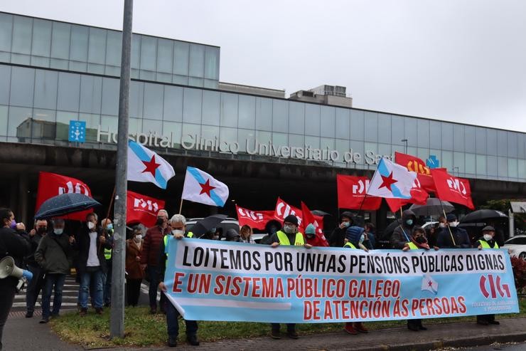 Colectivo de persoas xubiladas e pensionistas da CIG mobilízanse en defensa das pensións e contra os "abusos da banca". CIG / Europa Press