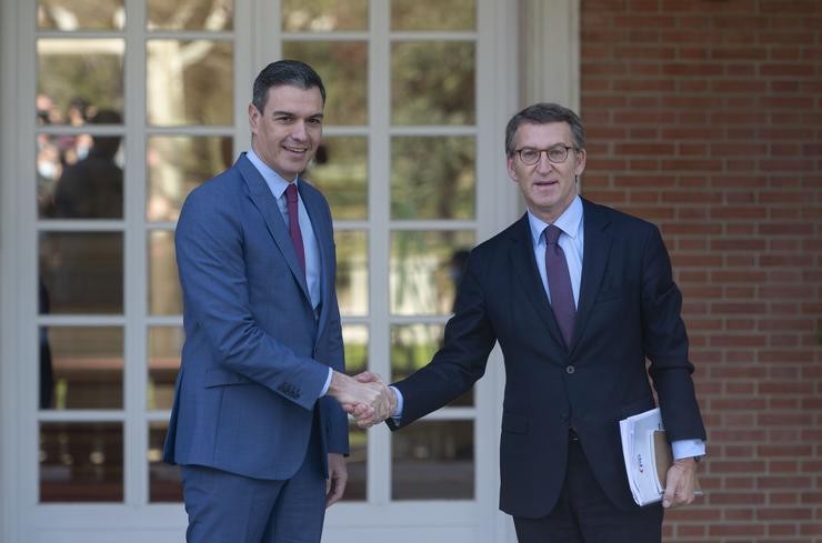 O presidente do Goberno, Pedro Sánchez (e), recibe ao presidente nacional do PP, Alberto Núñez Feijóo (d), na Moncloa,  / Alberto Ortega - Europa Press